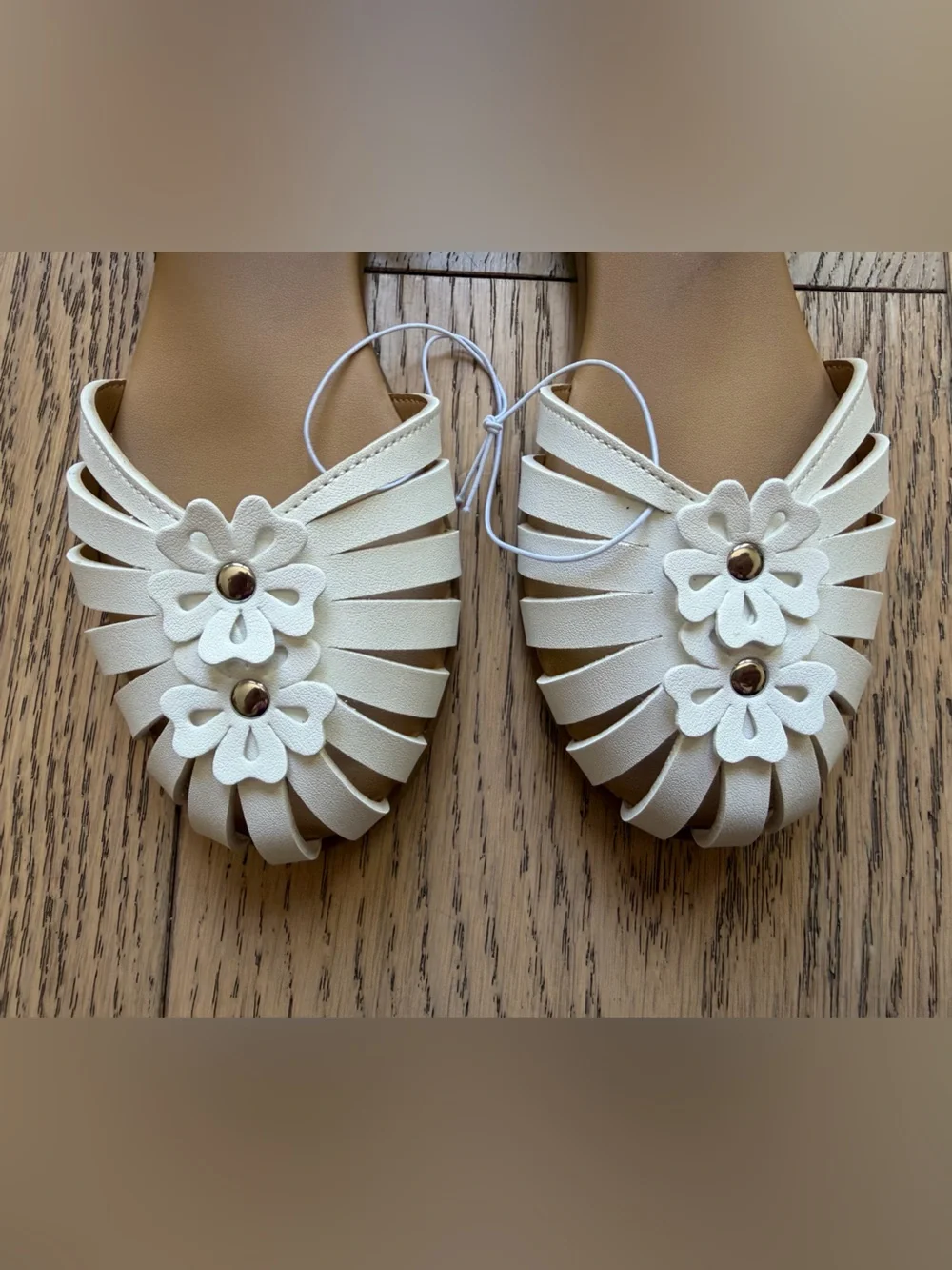 Girls NEW White Sandals with Ankle Straps & Flower Details Size 3